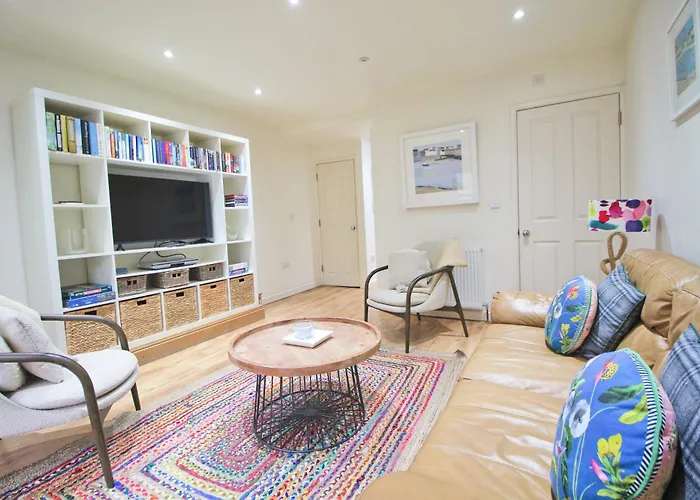 Town Centre Apartment With Parking